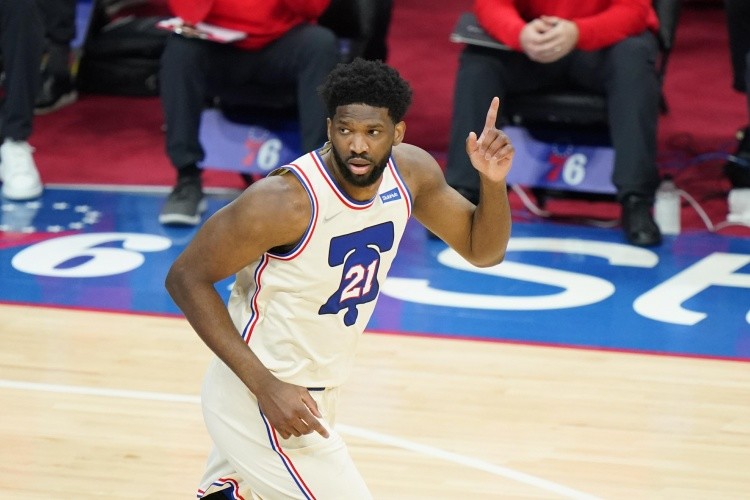  恩比德内线称霸，76人主场轻取尼克斯队