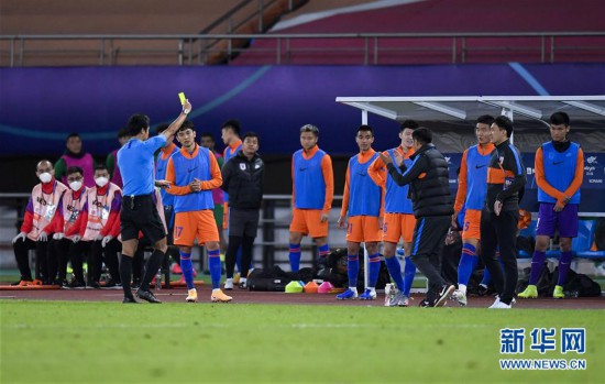  篮球裁判严格执法，公平竞赛保障进行