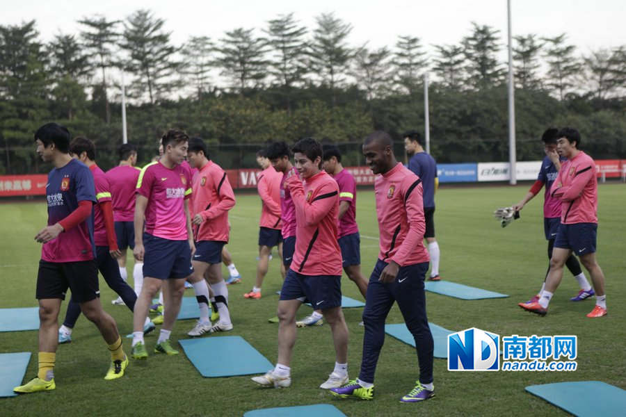  赛前训练开放日，球迷零距离接触球星