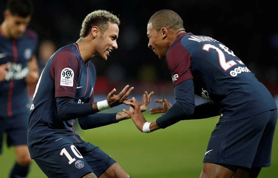  法甲豪门碰撞，巴黎圣日耳曼横扫马赛