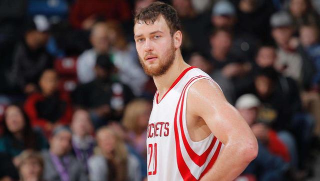  外援双响炮定乾坤，升班马客场奏凯