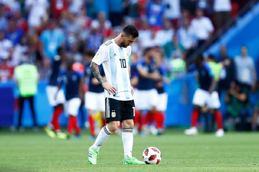  世界杯决赛激战正酣，阿根廷领先巴西