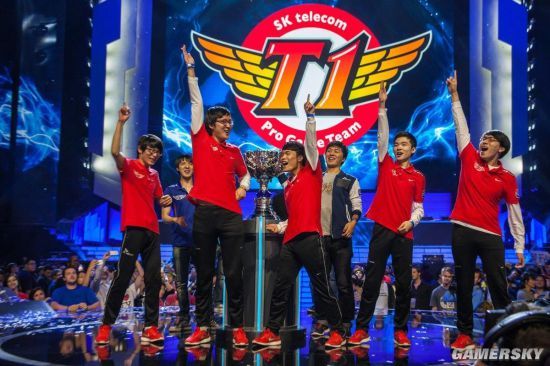  电竞战队逆风翻盘勇夺联赛桂冠