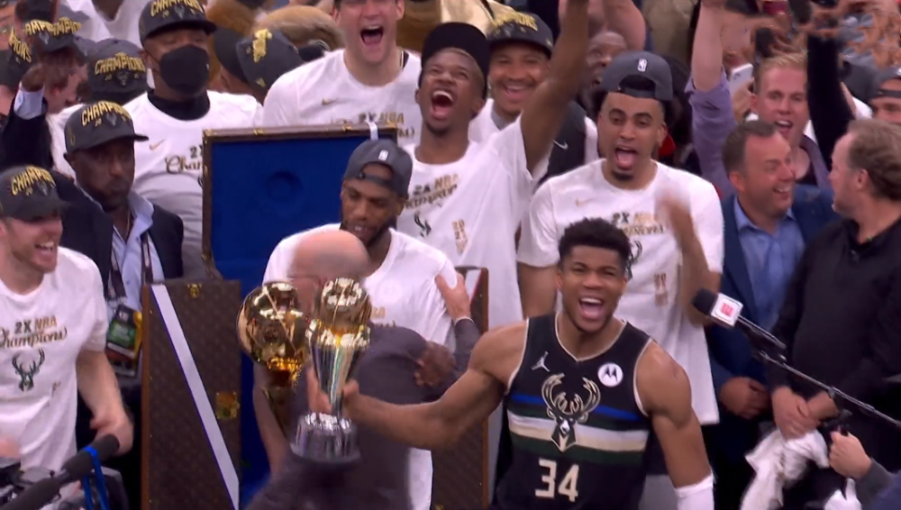  老将压哨三分绝杀，主场球迷陷入沸腾