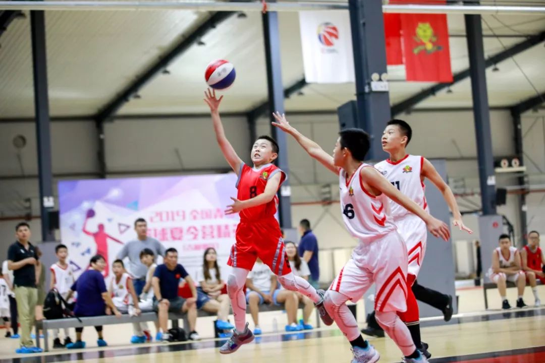  青少年篮球联赛开幕，青春风暴席卷赛场