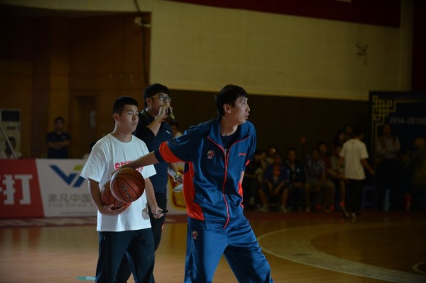  高中篮球联赛半决赛，北京四中险胜上海中学